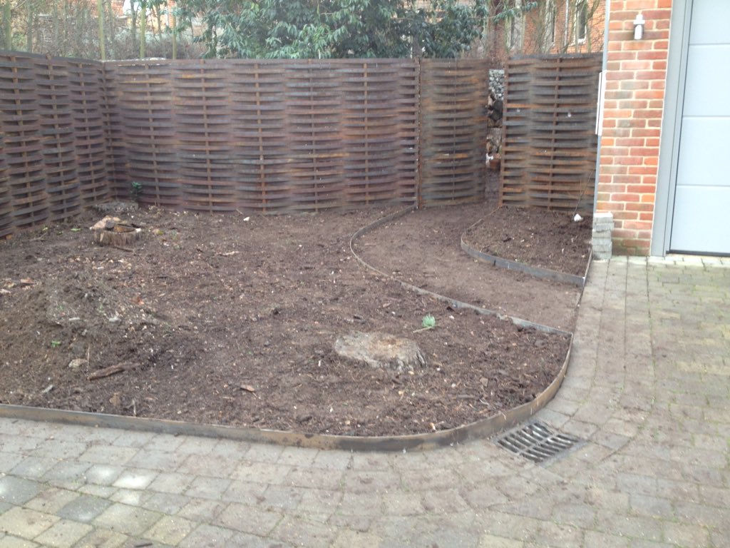 Steelscapesuk's tweet photo. Little corner of our work this week. Woven steel fencing with a gate and edging. A robust and architectural framework ready for dressing with plants and gravel.
#fencing #borderedging https://t.co/w5KNpU2jg2