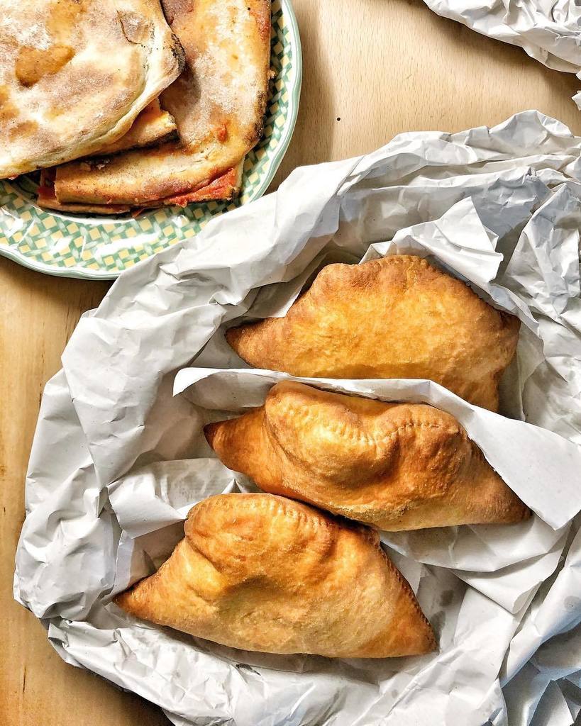 Tery_PeP's tweet photo. Ci sarà un motivo se hanno la forma di un sorriso, no?!
*
*
There will be a reason if they have the shape of a smile, isn’t it?!
*
*
#calzone #panzerotto #calzonefritto #calabrianfood #calabria #igerscrotone #ig_crotone #streetfood #cibodistrada #foodpor… https://t.co/oebdPng1fc https://t.co/GBVdsbE88x