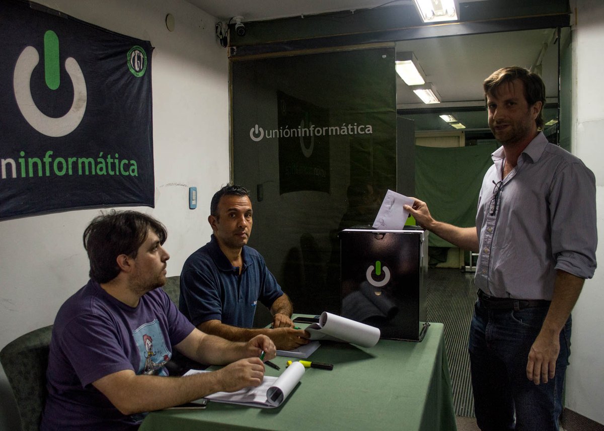 unioninf's tweet photo. Ayer tuvo lugar una jornada inolvidable para la #UniónInformática. Una gran cantidad de #afiliados se acercaron hasta la Sede a ser partícipes y brindar su apoyo en la 1ra #RENOVACIÓN de autoridades en la historia de este joven gremio. https://t.co/nDHZ8Rnqwy