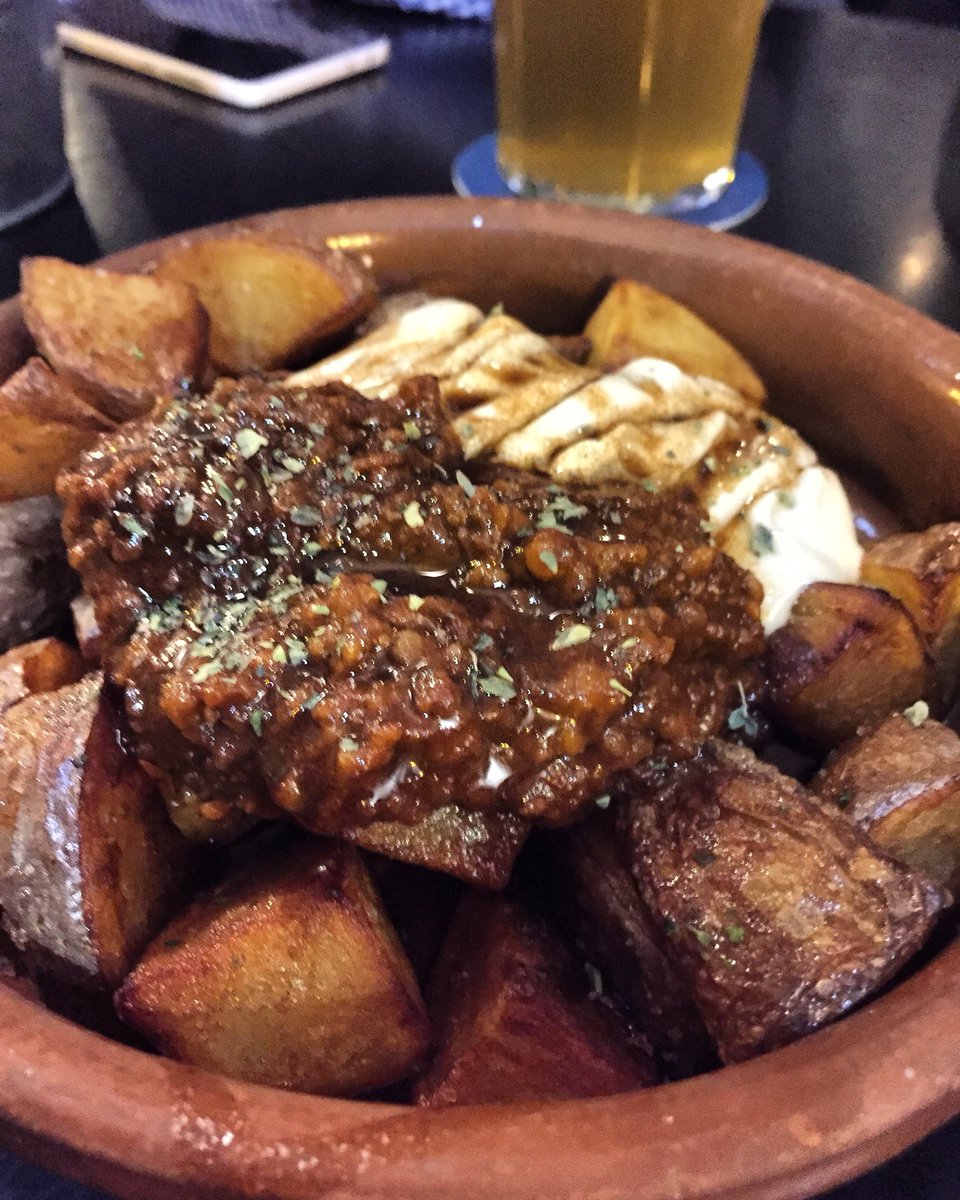 elvermutdealf's tweet photo. Bravas noches 🌕 #tapasbcn #bravasbcn #birrabcn #beerbcn @eltapbcn #elvermutdealf #foodporn #foodiebcn https://t.co/xaT4tutgw3