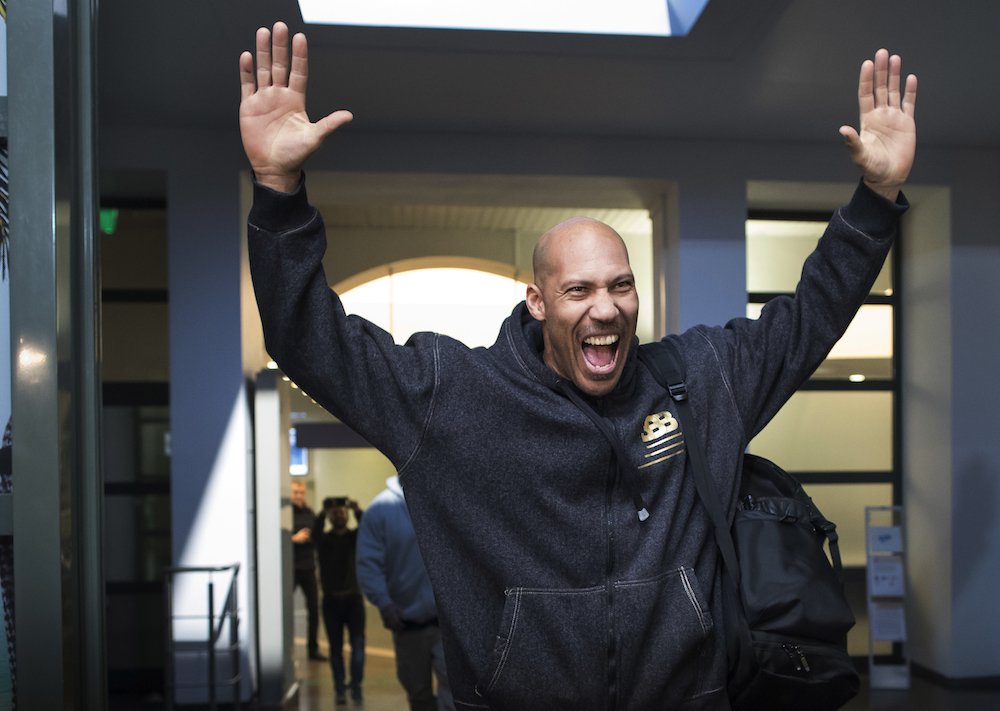 BleacherReport's tweet image. LaVar, LiAngelo and LaMelo have landed in Lithuania