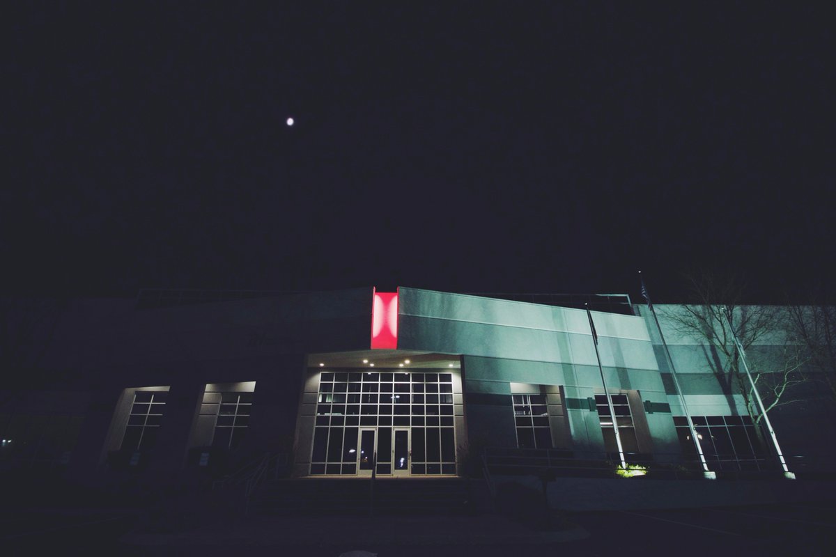 itl_llc's tweet photo. Itl headquarters lights up the beautiful night sky. Find out more about ITL obstruction lighting solutions at https://t.co/XaQ5QJuDiC. #obstructionlighting #windpower #telecom #towerlife #engineering #telecommunications #GreenEnergy https://t.co/GciaMY2Zrh