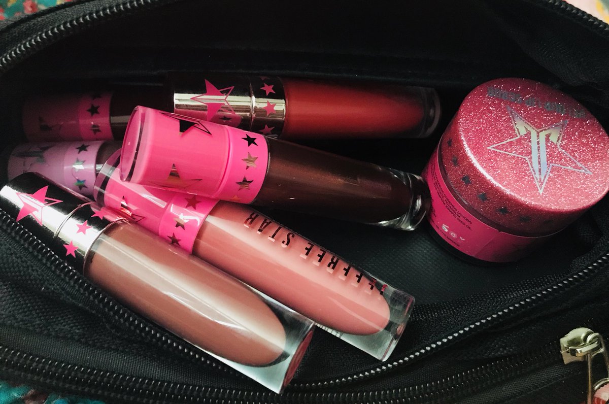MinorDiasterr's tweet photo. My collection is growing! π @JeffreeStar #JeffreeStarCosmetics #velourliquidlipstick #NoTeaNoShade #Delicious #RoseMatter #StarFamily #FamilyJewels #JeffreeStarCollection https://t.co/CqbwQowfwy