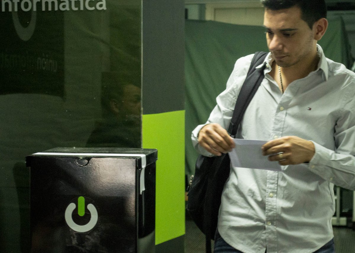 Ayer tuvo lugar una jornada inolvidable para la #UniónInformática. Una gran cantidad de #afiliados se acercaron hasta la Sede a ser partícipes y brindar su apoyo en la 1ra #RENOVACIÓN de autoridades en la historia de este joven gremio.