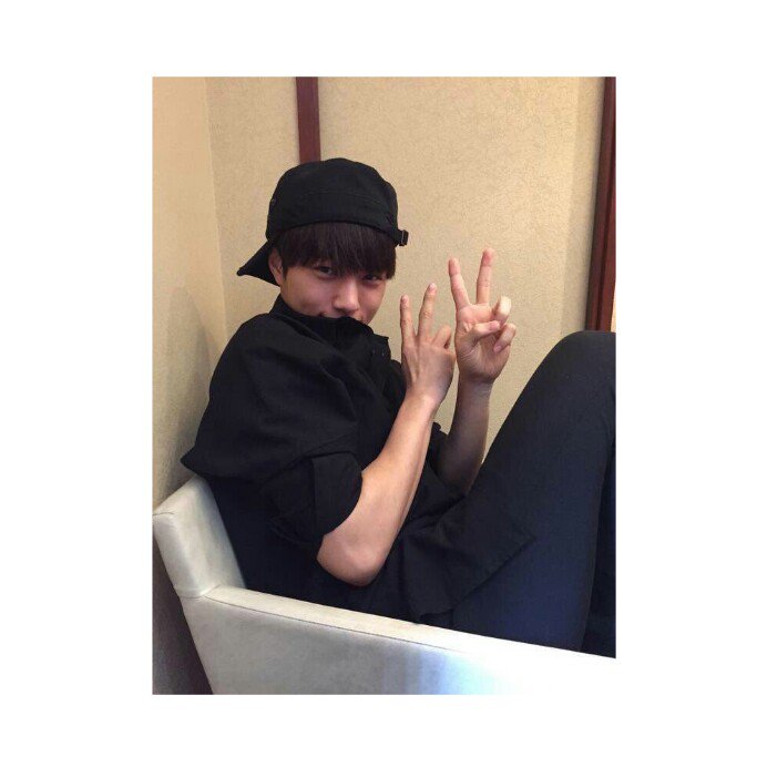 lovableum's tweet photo. › 〔 🌊's date 〕  

              Hey, hey burada yakışıklı bir oppaya sahibim! Tüm gününü bana ayıran iki oppa ile birlikte, yemek yemeye gittik! Bu da ilgisiz kalıp, telefonundan ayrılmayan kötü oppa! >< İki büyüğü böyle çeksem de, bolca doyduğumu söylemem lazım! https://t.co/Pc0kTm8URG