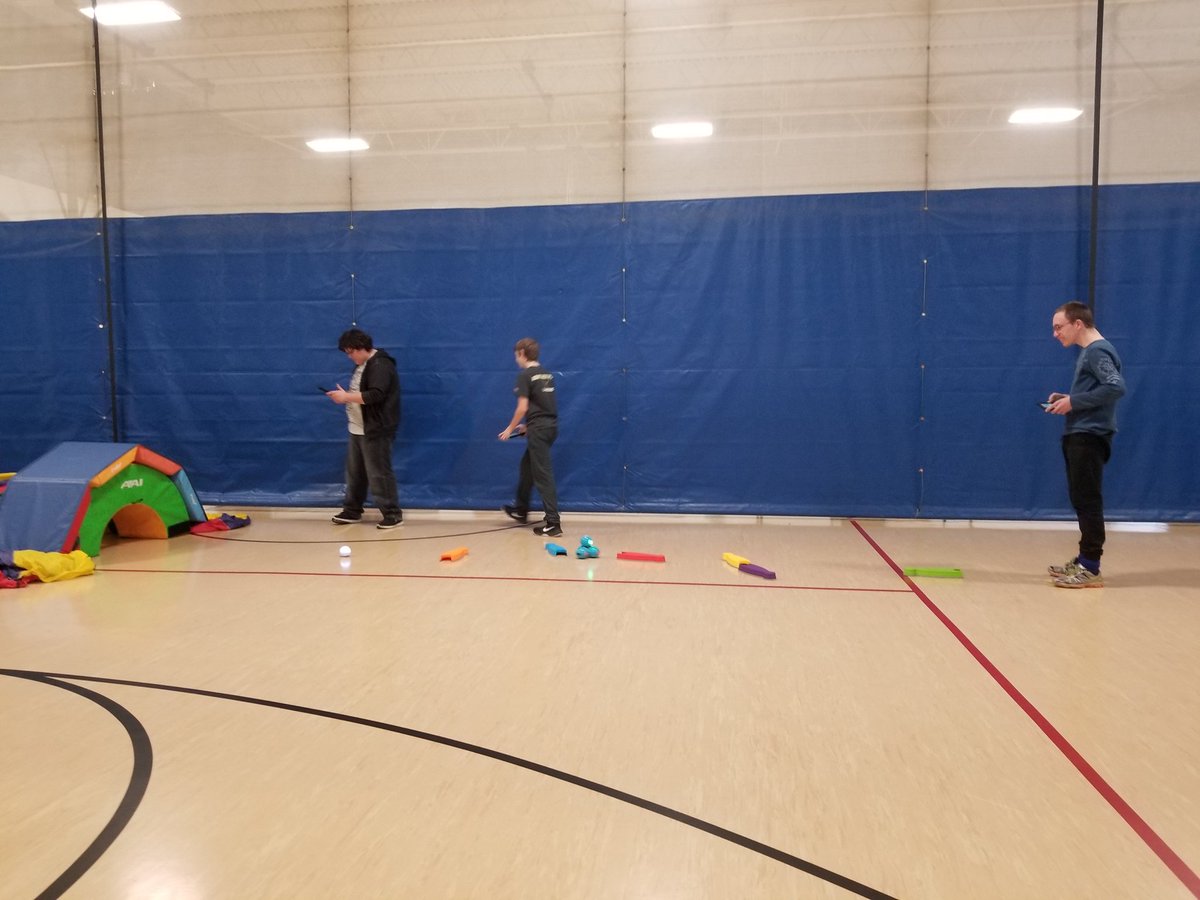 MrsEllingsonDCG's tweet photo. Enjoying our J-term session on robotics.  Students are navigating their robots through an obstacle course. https://t.co/BcuNycl6cB