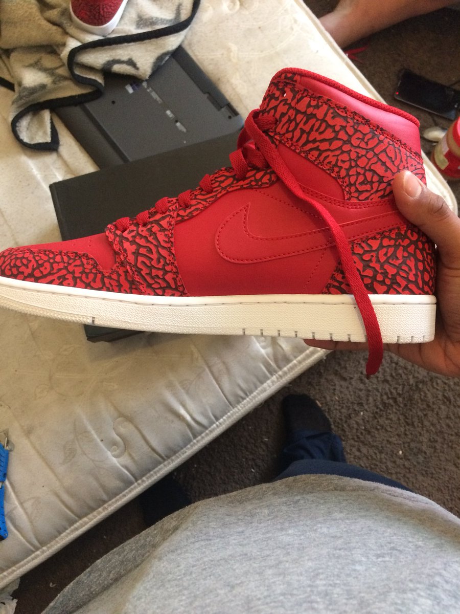 RickyMercado7's tweet photo. @therealrayray20 Just wanna say you’re channel is awesome dude cause of you I’ve become a sneaker head now. You’re a great YouTuber https://t.co/Vy7Wwwk9Km