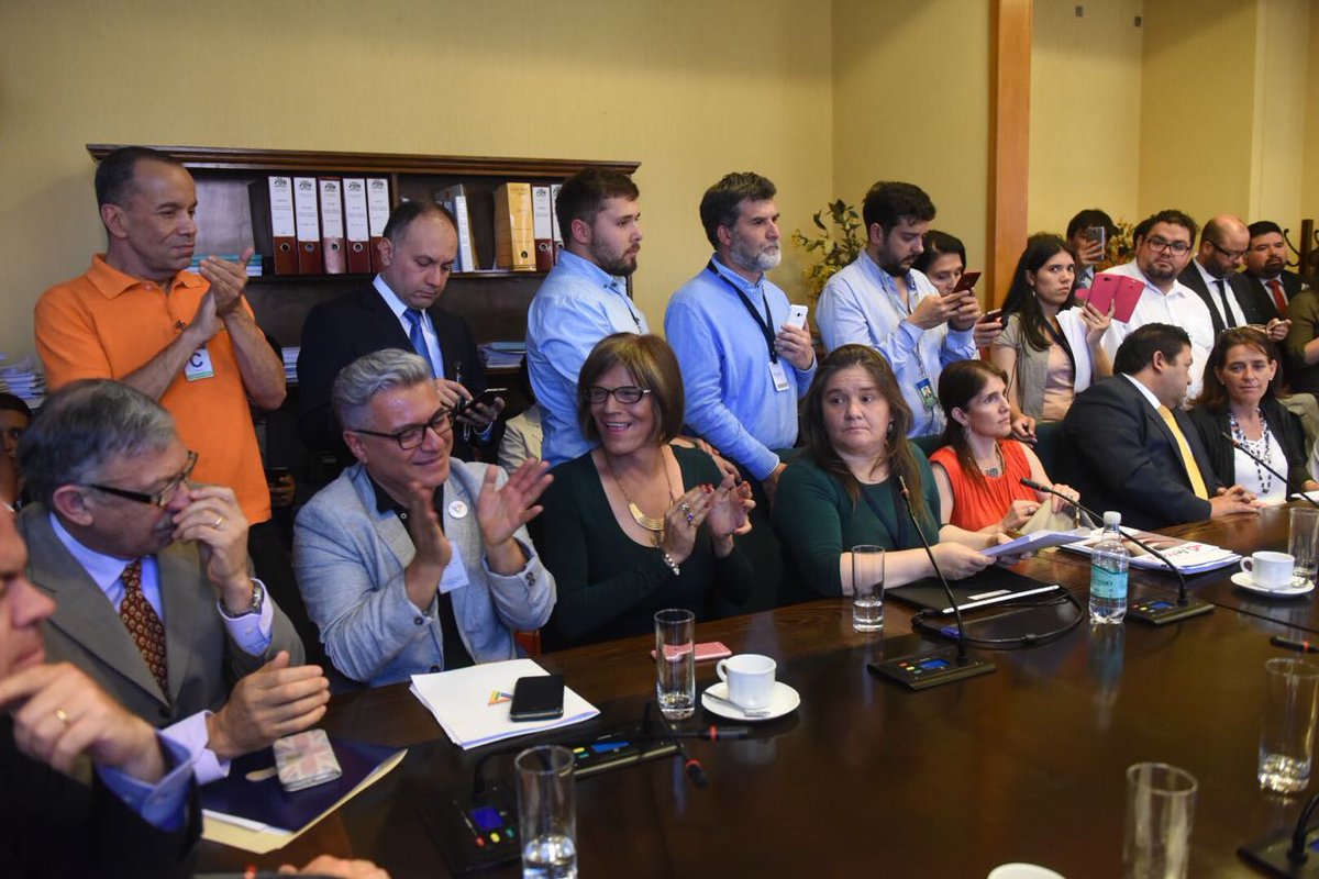 voceriagobierno's tweet photo. @paulanarvaezo @CamaraDiputados Gran paso en la Comisión de DDHH de la @CamaraDiputados: Se aprobó en general el proyecto de ley de identidad de género 👏🏼 El próximo martes se vota en particular y luego pasa a Sala #ChileMejor https://t.co/KjxPPXLvc3