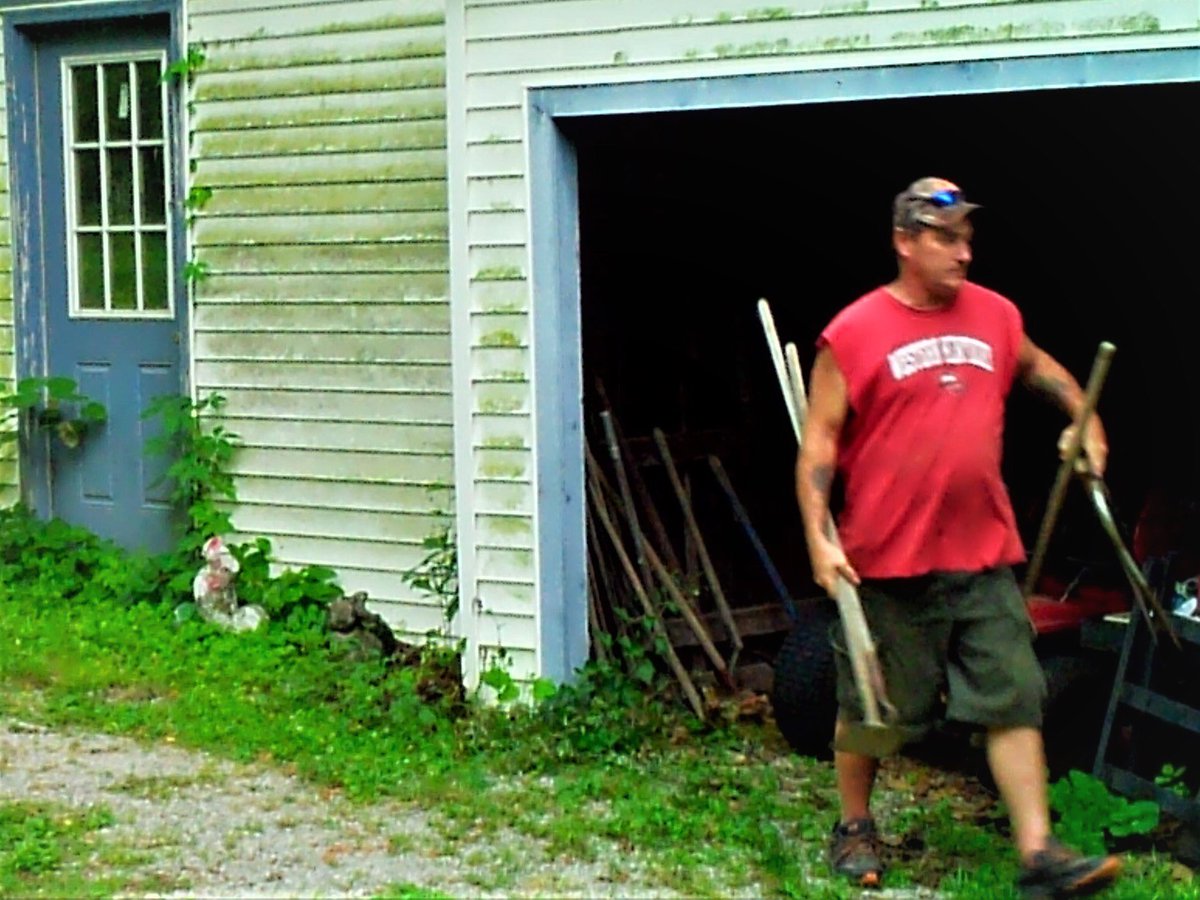 WarrenCoSO's tweet photo. The WCSO is asking for help in identifying the subject in the red shirt. The subject was involved in the burglary of a storage building. The WCSO can be contacted at 270-842-1633.  Deputy Evan Cook is the investigating unit. https://t.co/Fcrtu0PQCq