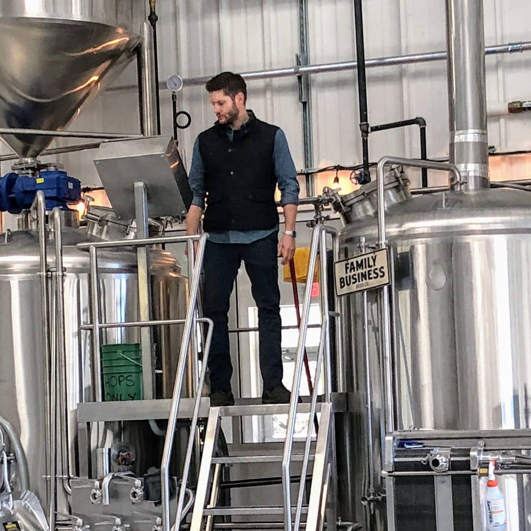 kisalip_'s tweet photo. New pics of @DanneelHarris &amp; @JensenAckles with Executive Editor Sarah Thurmond (from @Austin_Monthly) at @TheFamilyBeer 😊
Source: https://t.co/4cUOPFw9d2 https://t.co/PdrCB18xi2