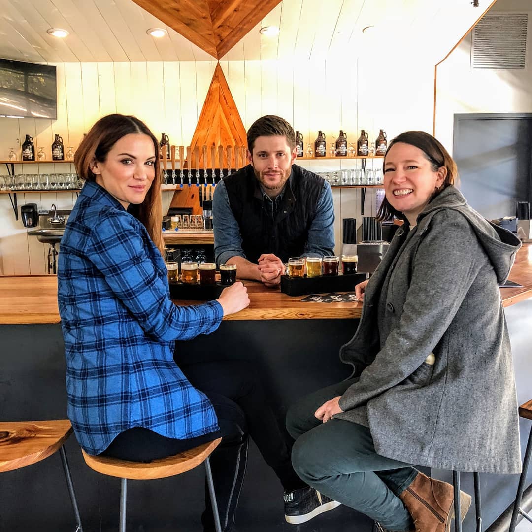 kisalip_'s tweet photo. New pics of @DanneelHarris &amp; @JensenAckles with Executive Editor Sarah Thurmond (from @Austin_Monthly) at @TheFamilyBeer 😊
Source: https://t.co/4cUOPFw9d2 https://t.co/PdrCB18xi2