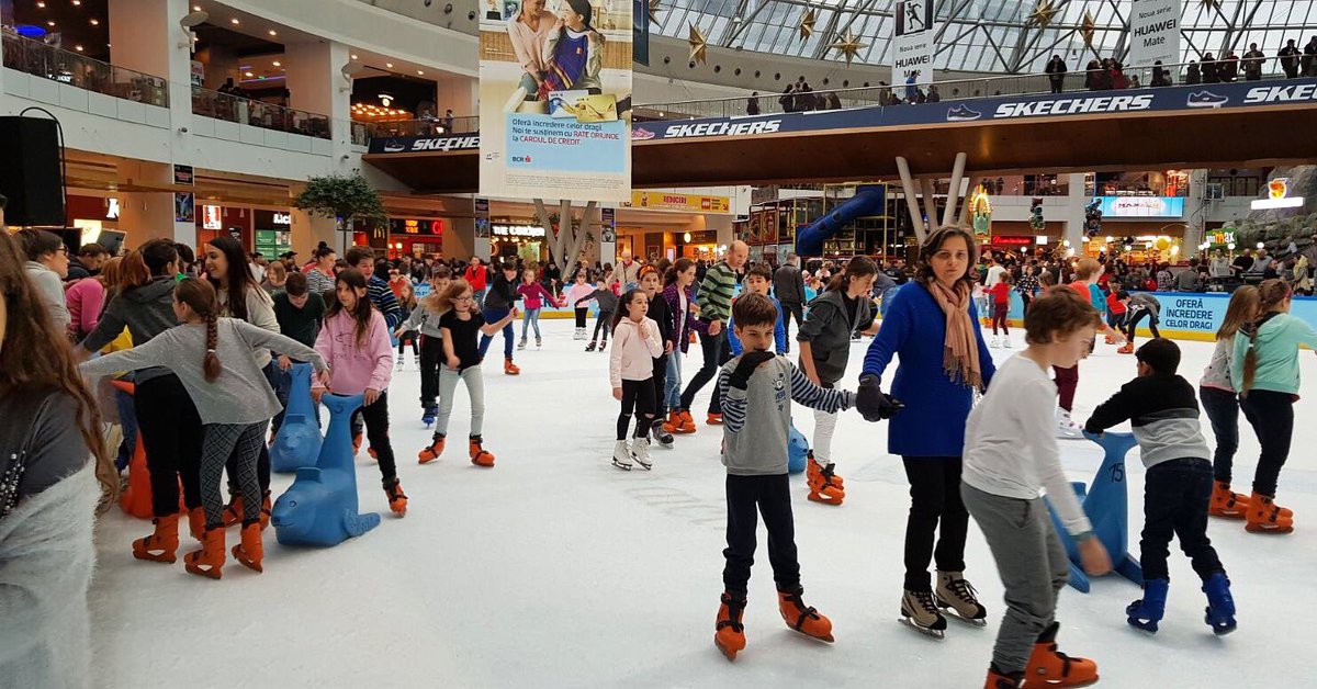 IceBusiness's tweet photo. Busy ice rinks are our favorite. #iceskating #icerink #icebusinessproject #cotrocenionice #afipalace #bucharest #romania https://t.co/w0ANdA1J3J