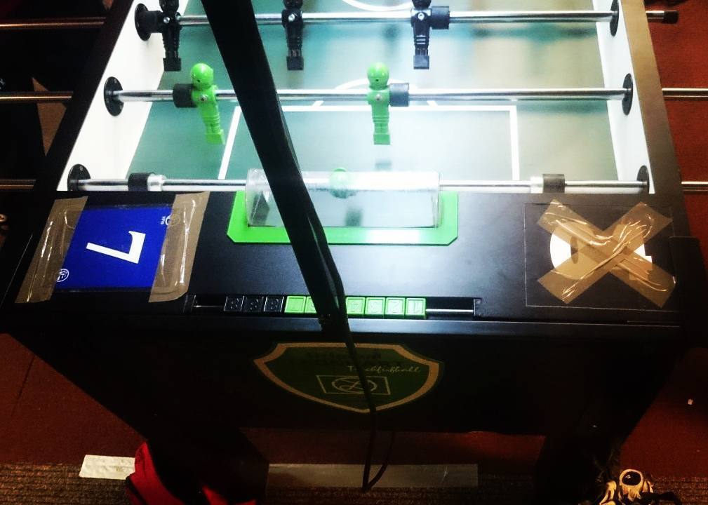 TablesoccerTV's tweet photo. Tagesaufgabe: Tischnummern anbringen für Kreative mit zu viel Klebeband 😂#tischfussball #foosball #kickern #tablesoccer #klebeband #tischfußball #leonhart https://t.co/4X67i7AQlQ #tablesoccer #Foosball #tstv #tischfussball #kickern #tablesoccertv #tischkicker #itsf #livestr… https://t.co/wQ7nuyl8Ra