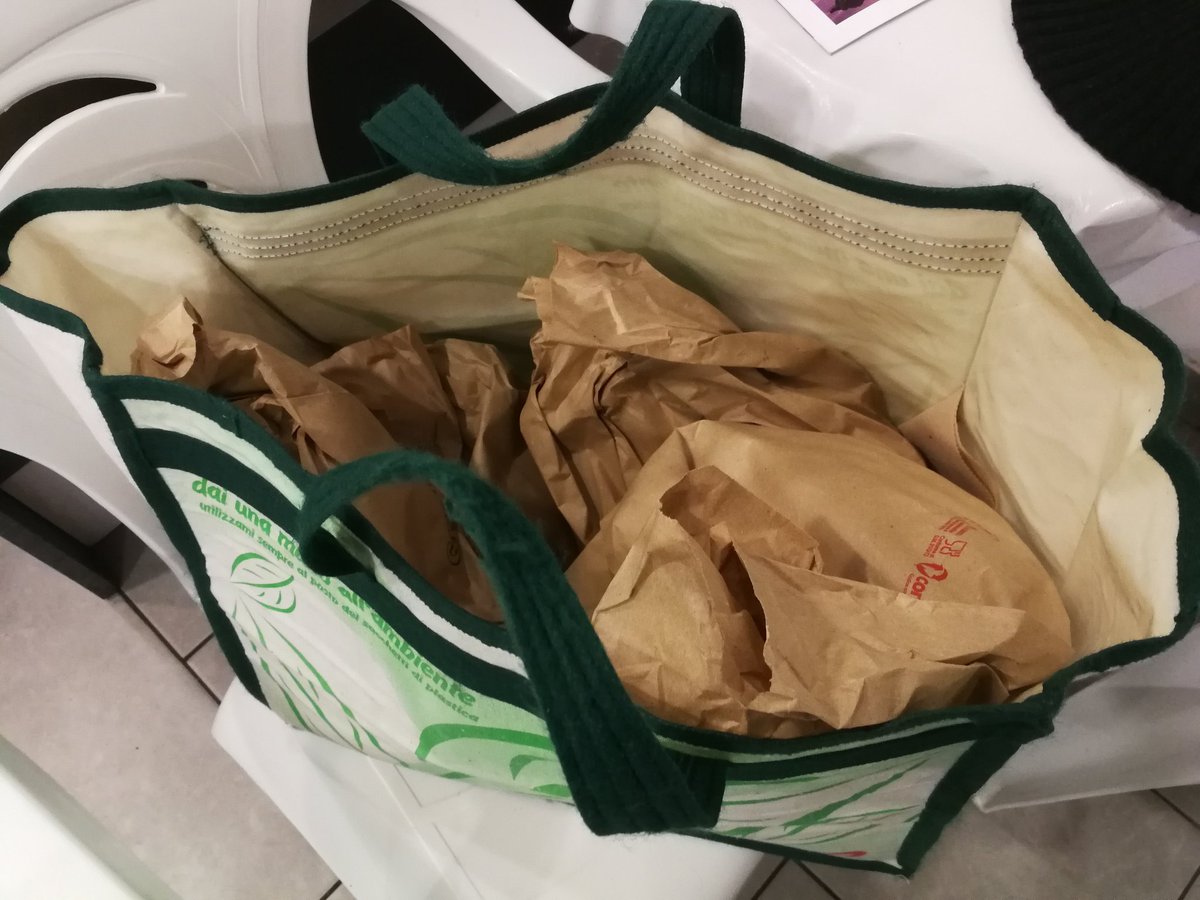 giorseba's tweet photo. Io il problema dei sacchetti della spesa l'ho risolto definitivamente da anni: sporta e sacchetti di carta.
#sacchetti #sacchettibiodegradabili #sacchettiBio #biosacchetti #biodegradabili https://t.co/BvJykIXCKh