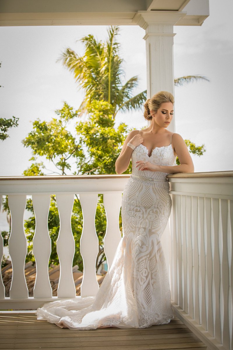MunozPhoto's tweet photo. Brittany looks stunning in her wedding dress!! 😍💍📸 #wedding #love #bride #weddingdress https://t.co/QKQ8L6JT2A