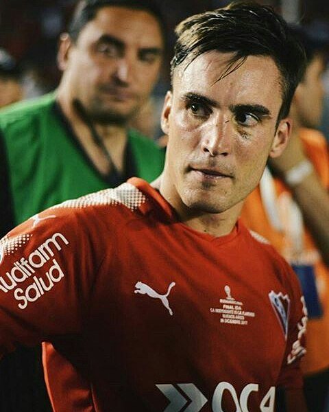 Cande7L's tweet photo. Gracias por tu carácter y liderazgo. Por dejar todo en cada partido. Por tu seriedad y compromiso. Por ir siempre para adelante. Por ser un ejemplo para chicos y grandes. Por defender estos colores con garra y amor hasta el final. POR SER UN CAPITÁN DIGNO DEL ROJO @nico_taglia https://t.co/URI9Vpg8tV