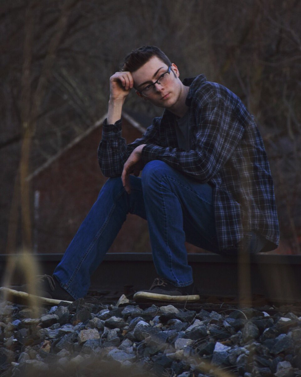 WishardCasey's tweet photo. just chillin on the railroad tracks. https://t.co/lWjQn5XuC9