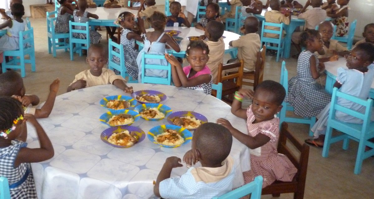 cryptorand's tweet image. My 2 #Ethereum donation will go to Kahankoro School (Ivory Coast). More than 400 kids go there everyday looking to learn, get some food and have fun. If I ever helped you to make money your collaboration will make me happy too: 0x93227CAB31e7b3f801e1FeE9a289d2dA6C5EE81e
