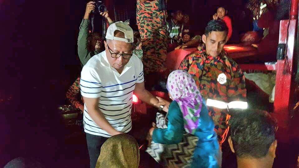 BN4Rakyat's tweet photo. #Banjir DS @AbHamid32 turun untuk bantu mangsa banjir. https://t.co/3eT6zNIjAp Pusat Pemindahan Banjir Dewan JPS Kemunting, PPB di SMK Paya Besar dan di SJK(C) Chung Ching, Kuantan. #Kuantan #P083 https://t.co/UEsVtzF1lq