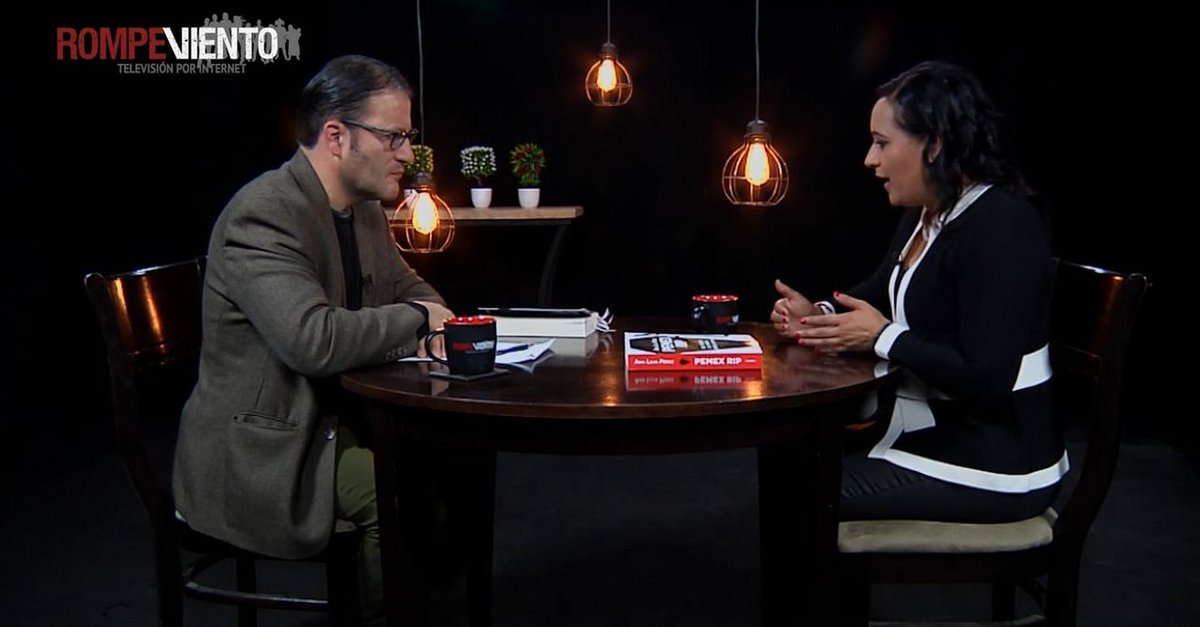 RompevientoTV's tweet photo. #ReVive2017 con #Perspectivas
Pemex, ¿que en paz descanse?
¿Qué queda de #Pemex? ¿Cuándo, cómo y quiénes han desfalcado a la paraestatal?
Una entrevista de @eledesmaa a @AnaLilia_PerezM sobre su más reciente libro.
Video en HD y para descarga en https://t.co/Ufk6biwXmy https://t.co/U7U5BZ6sCg
