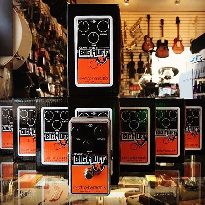 EHX's tweet photo. Kit Rae, noted Big Muff collector, describes the signature sound of the Op-Amp Big Muff Pi as “a huge, crushing Big Muff sound with more crunch... great for grungy, wall-of-sound distortion, heavy rhythm playing, and heavy leads.”  Photo: @BostonGuitarcom https://t.co/1lJHT7xmrx