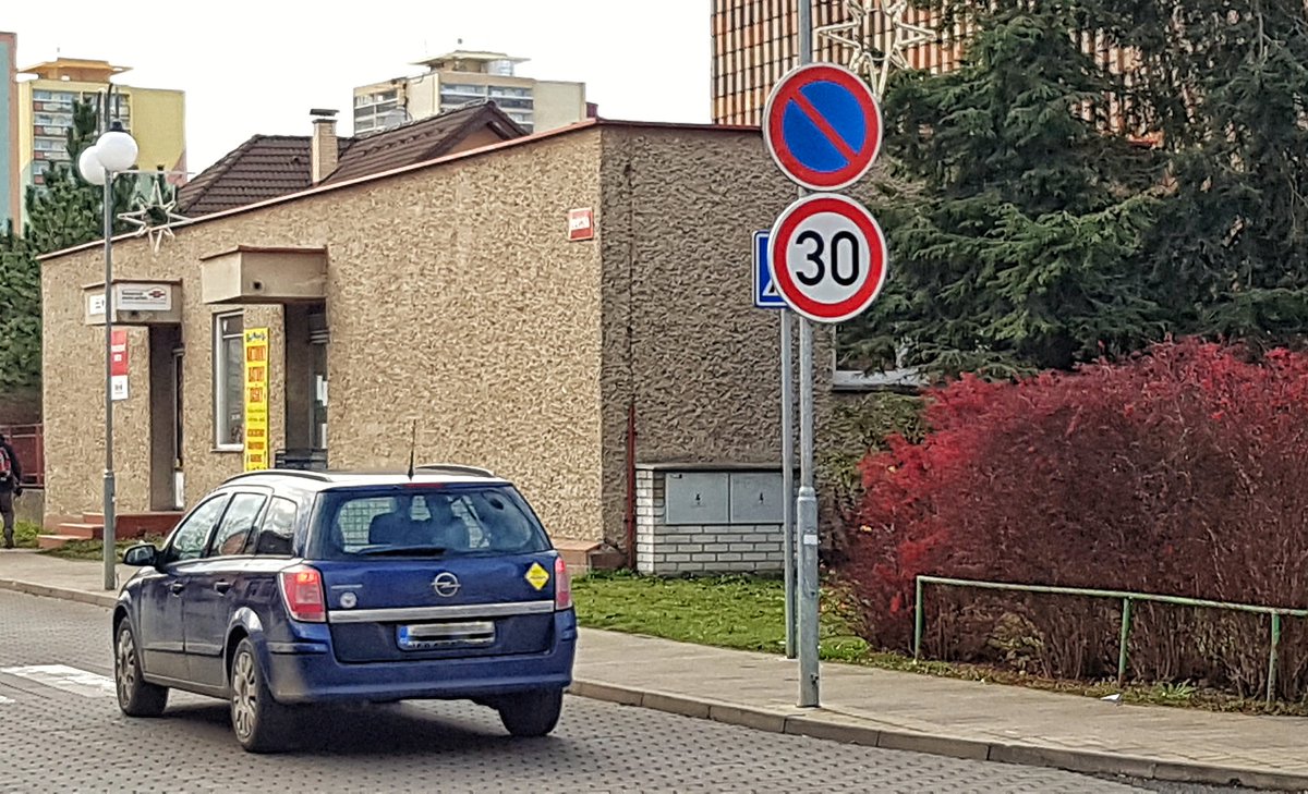 mojeNera's tweet photo. Řidiči, pozor na frekventované silnici v centru Neratovic. Radnice v ulici 28.října již instalovala značky omezující rychlost na 30 km/h. Více: https://t.co/HlvhC8rQDq https://t.co/0ai1YiBDRq