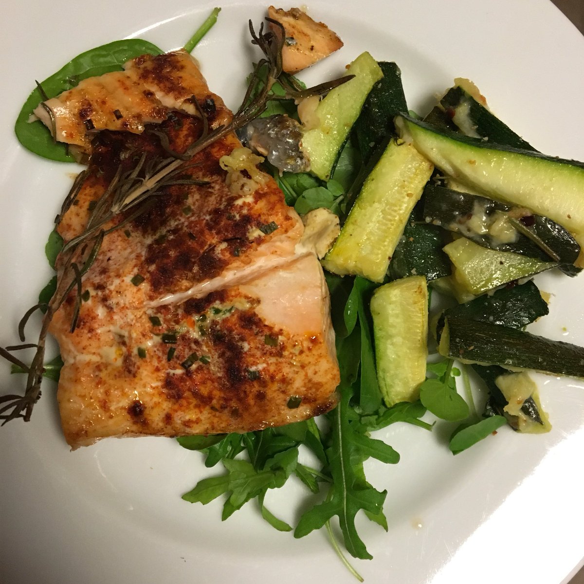 workingmummy_hb's tweet photo. Paprika salmon &amp; courgette chips after my @MummyFIT workout #weightloss #fitness #protein #fitfam #fitwife #fitlife https://t.co/DR31jlHqug