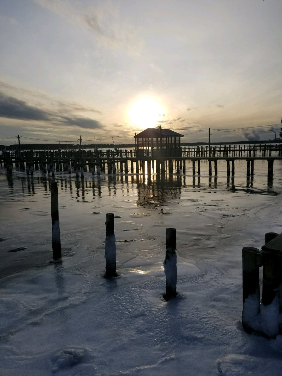 stacie_basinger's tweet photo. Meanwhile in Delaware...  #Bay #saltwater #Delaware #FrozenAmerica https://t.co/ylJlzAaSOc