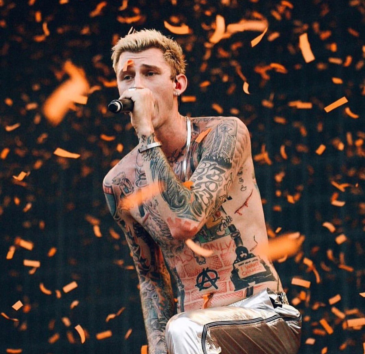 WEST_ENDKIDS's tweet photo. MGK in New Zealand (3)
/#MGK 
/#machinegunkelly https://t.co/CdAFZuJq2l
