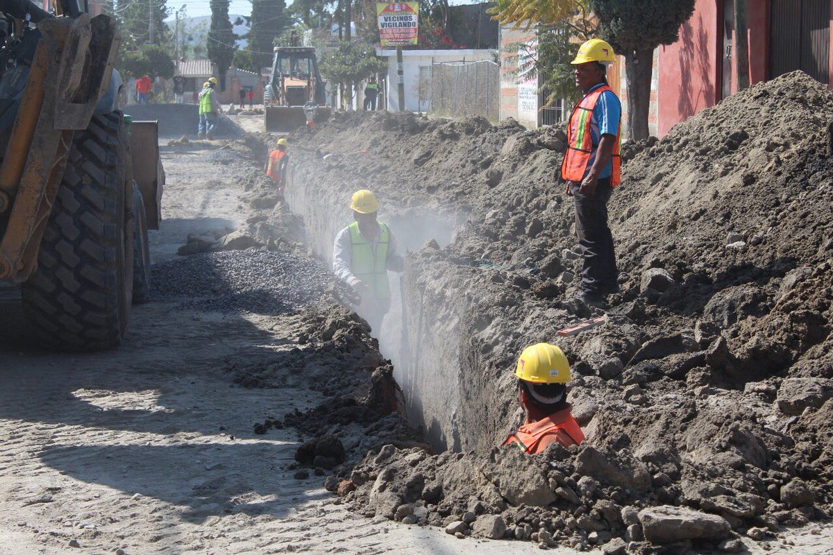 DavidAysa's tweet photo. ¡Seguimos avanzando en la construcción de una #CiudadDeProgreso! Acompañé a @LuisBanck a supervisar labores de pavimentación en las vialidades Cerezos, Azucenas, Naranjos e Iris que beneficiarán a más de 3 mil familias de San Ramón 4ta Sección https://t.co/MCAMHFaXnb