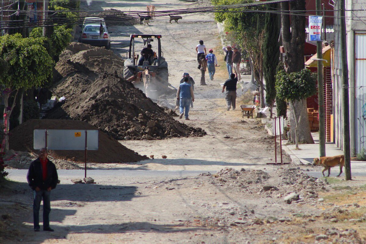 DavidAysa's tweet photo. ¡Seguimos avanzando en la construcción de una #CiudadDeProgreso! Acompañé a @LuisBanck a supervisar labores de pavimentación en las vialidades Cerezos, Azucenas, Naranjos e Iris que beneficiarán a más de 3 mil familias de San Ramón 4ta Sección https://t.co/MCAMHFaXnb