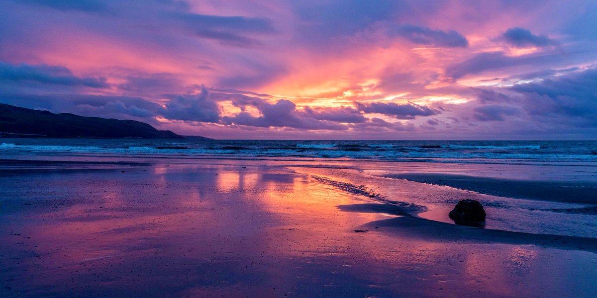dmcclymont29's tweet photo. And what a sunset it was post storm Dylan to mark Hogmanay and the end of 2017 ! #girvan #sunset #StormDylan @CanonUKandIE #5dsr #RespectTheWater https://t.co/WVjr6ZIfPm