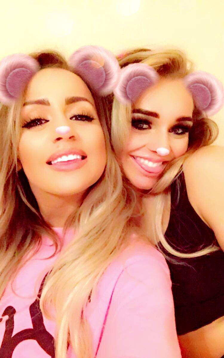 StephHxxx's tweet photo. The best time seeing in 2018 with my 10s ♥️♥️ (minus one who who we couldn’t get in a picture 😂). I love starting a new year, feels like starting afresh, and theres so much to look forward to 🎉🥂 #newyearseve #vanity https://t.co/GQ58ZsJRUW