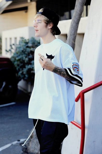 eglazd's tweet photo. NAME: HUDSON

AGE: 22

FC: JUSTIN BIEBER

FOLLOW @hudsxndts https://t.co/DEzVUVSM2o