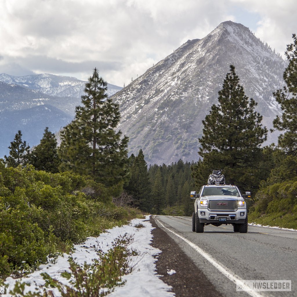 NWSledder's tweet photo. Just you, your truck, your sled and a road of endless adventures. 🤘 #NWSledder @PolarisSnow https://t.co/FnUicKiIza