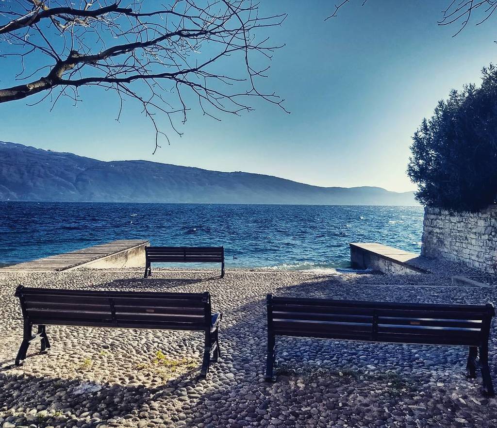 viaggiconme's tweet photo. Panchine sul lago, un angolo di pace. 
#Gargnano #Gardalake #Italy #VisitGarda #Meditation #Relax #Solitude #Thinking #Peaceofmind #Viaggiconme https://t.co/9wZ8fHftBE https://t.co/IfyF9NkIq5