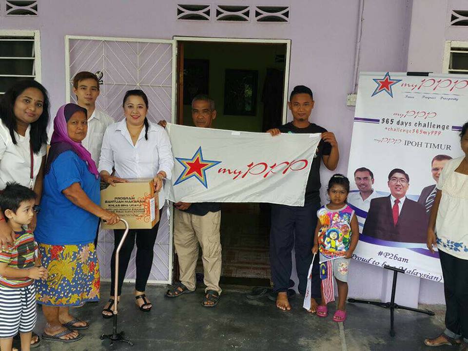 myppp_tmnsyabas's tweet photo. #challenge365myPPP
#P2baM
#myPPPTmnSyabas
#IpohTimur
31/12/17 di Parlimen Gopeng
Ketua Cawangan myPPP TmnSyabas Bhg IpohTimur Shirley Angeline Woodworth & Ketua Penerangan Ronald Allan Woodworth telah memberi keperluan asas dapur YBU kpd Pn Mariah Murtada
@m_kayveas
@NajibRazak https://t.co/JavpcOZTJj