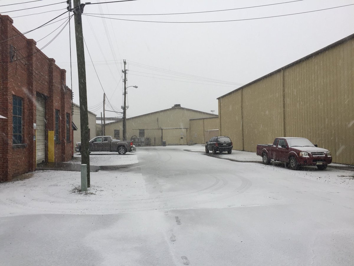 hardwoodplywood's tweet photo. It’s a rare thing, #SnowInSC
#DVCstyle #Snow https://t.co/FStAMAvj0J