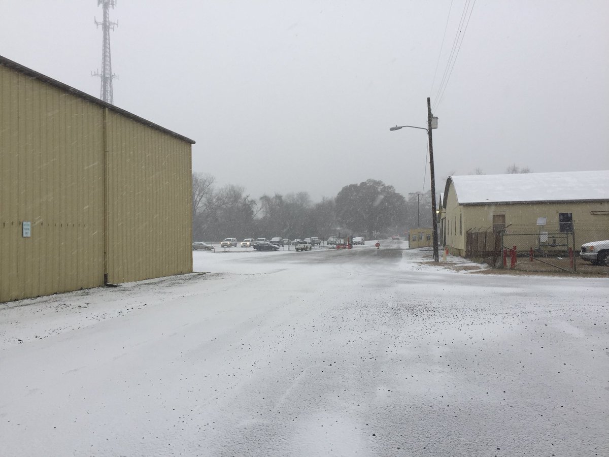 hardwoodplywood's tweet photo. It’s a rare thing, #SnowInSC
#DVCstyle #Snow https://t.co/FStAMAvj0J