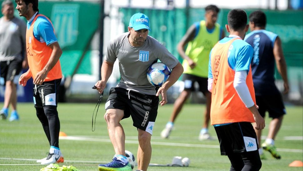 Cronica_ok's tweet photo. En Racing comenzó la era Coudet https://t.co/CwWdpzIoRs #ArrancaUnaNuevaIlusión #ComoTodosLosAños #ChachoChocho #PorqueSeSumóNeriCardozo #YaLoVaASufrir #JugadorMedioPe https://t.co/5mW6f22bzF