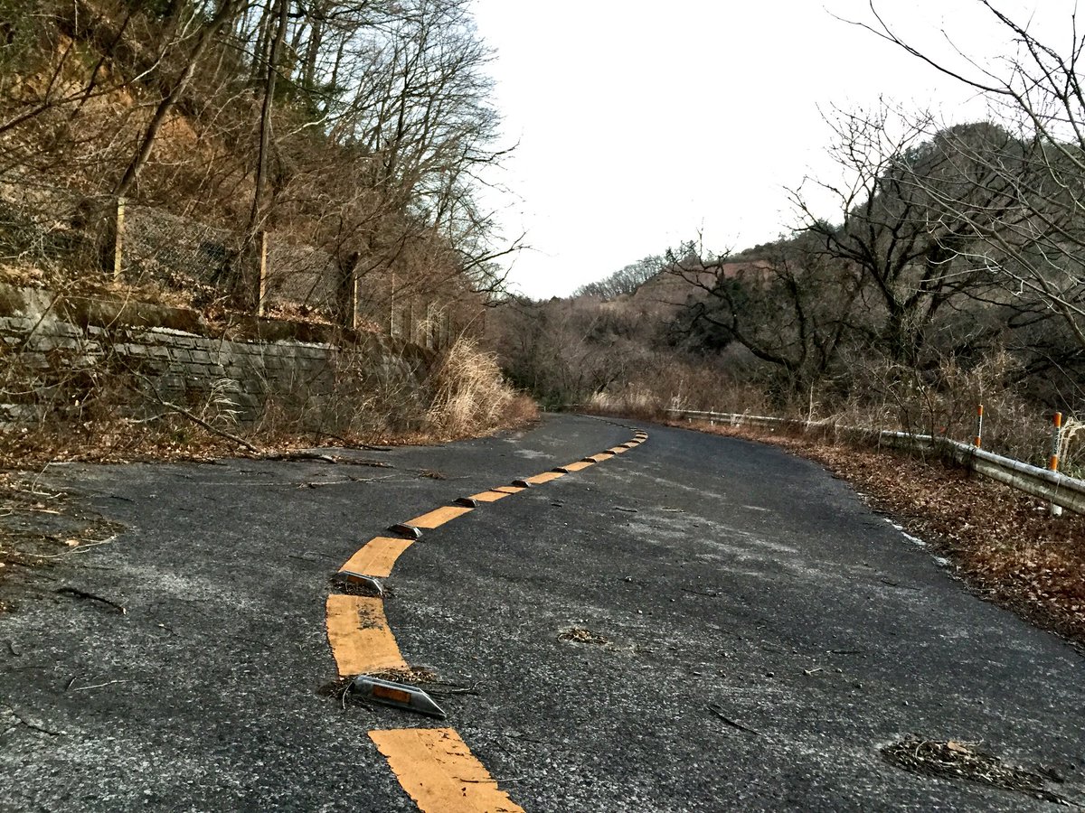 Yoyo Orz Gsx S125納車待ち 寒空の下静かに旧道を歩く この先キャッツアイが光る事も無く 枯れ草と色褪せた標識が哀愁漂う Yoyo Orz Gsx S125納車待ち 寒空の下静かに旧道を歩く この先キャッツアイが光る事も無く 枯れ草と色褪せた標識が哀愁漂う