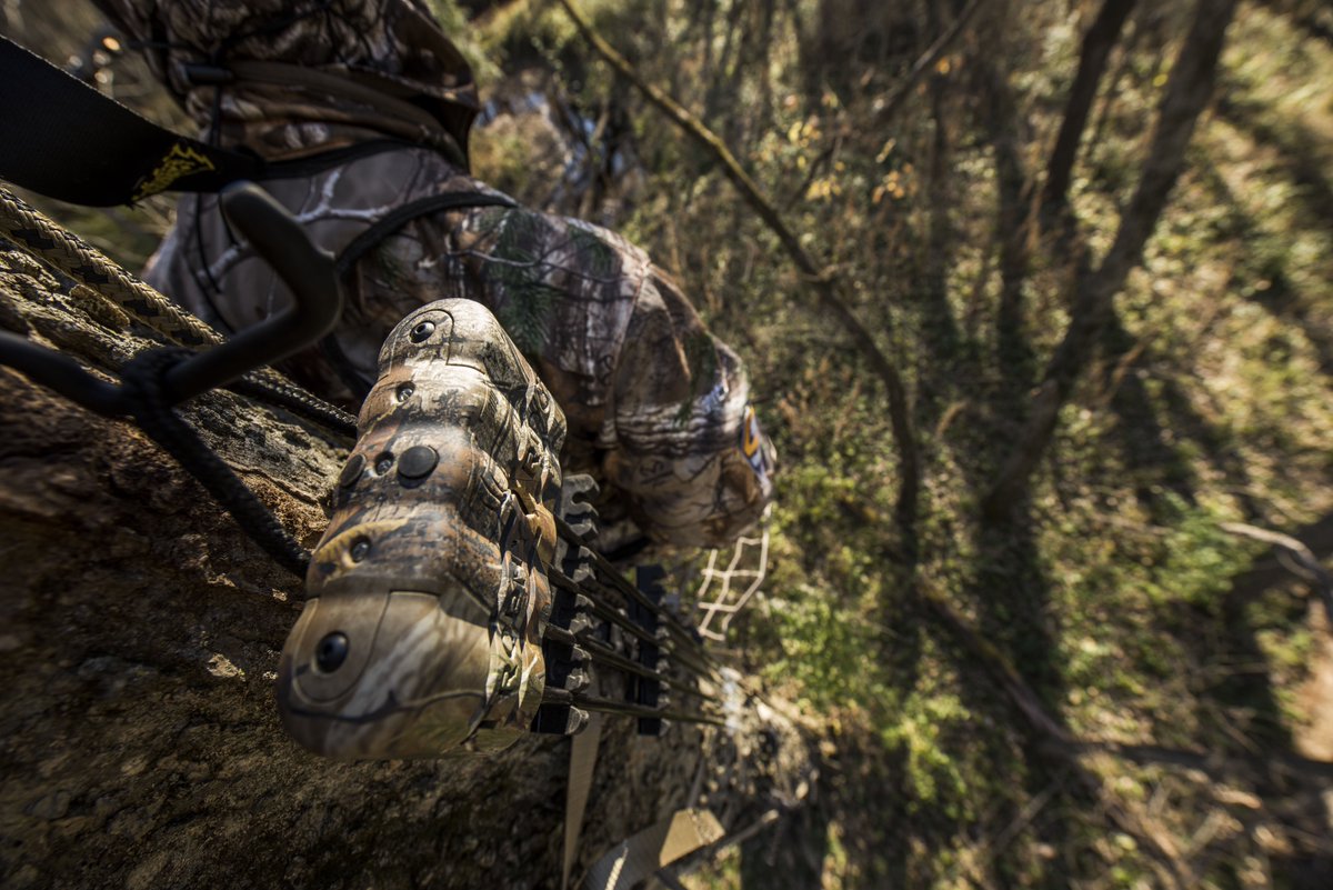 trophyridge's tweet photo. With it's built-in LED light and braided rope for hanging, here's a hunting partner you won't mind sharing your stand with - the Lite 1 quiver #TrophyRidge #Lite1
📷 | @WhitetailPropTV https://t.co/E00C7f8Zg3