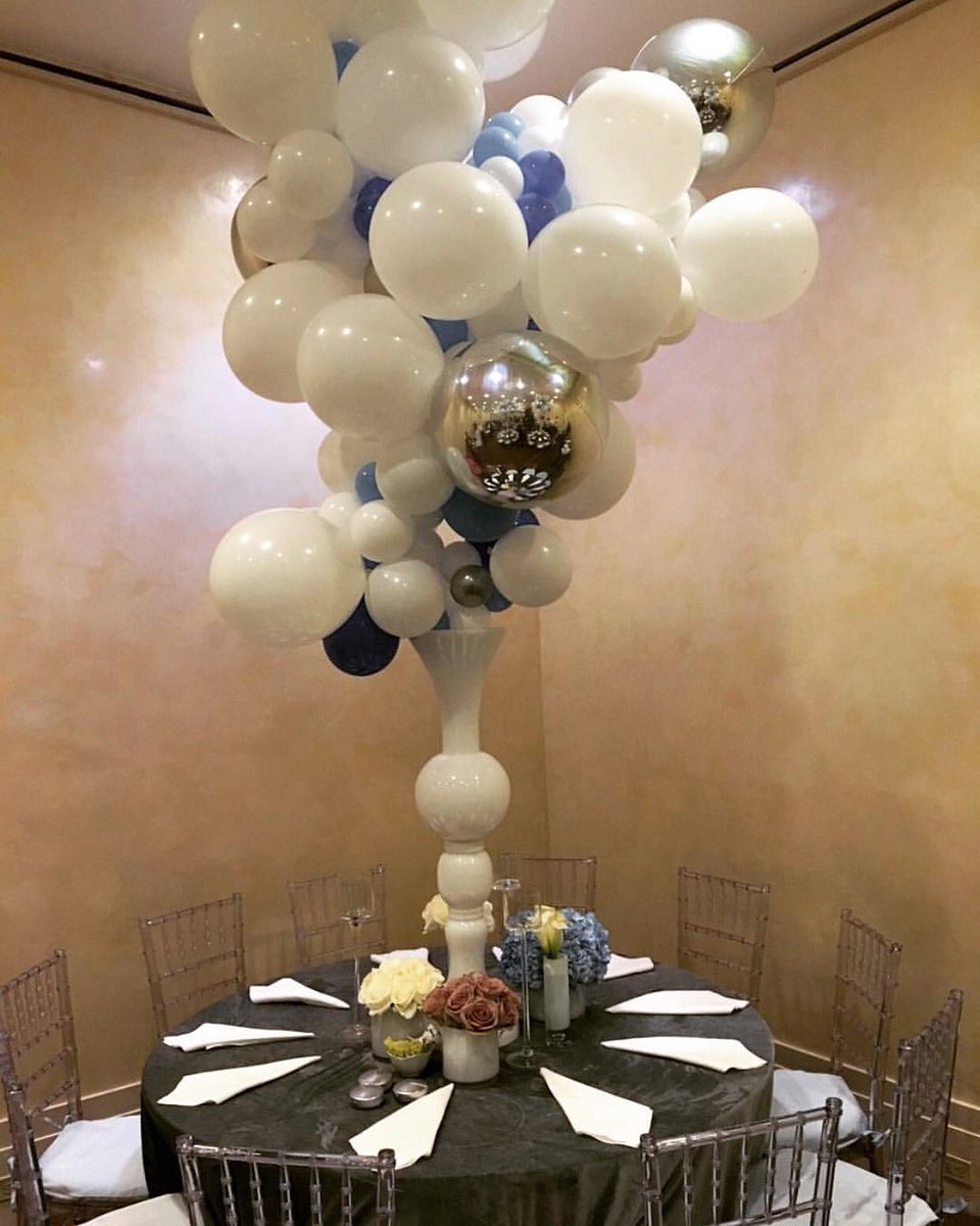 The center of attention 💙
@balloonartistry for a beautiful bris @albucky 👶🏻✨
@bobconti_ @edlibbyevents @courtney_r_hodges 
#BiancaBInc
#EdLibbyEvents #Bris #BabyBoy #Events #BalloonSculpture