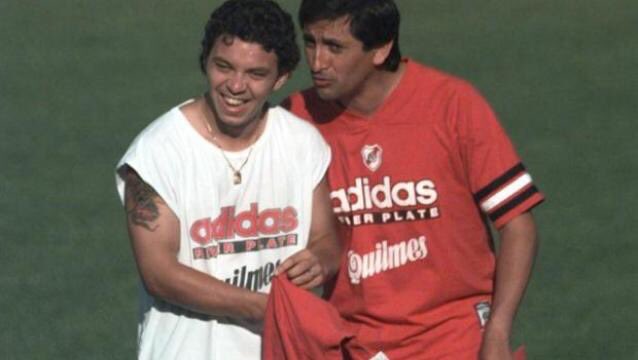 RiverPlate_hist's tweet photo. 71 goles en #RiverPlate 
8 títulos como jugador
7 títulos como DT
Una vida junto a #River !
Y ahora renovó por 4 años más...
Felicidad plena, @CARPoficial es su vida y el Muñeco lo sabe ⚪️🔴⚪️ https://t.co/MLZwFeoRdA
