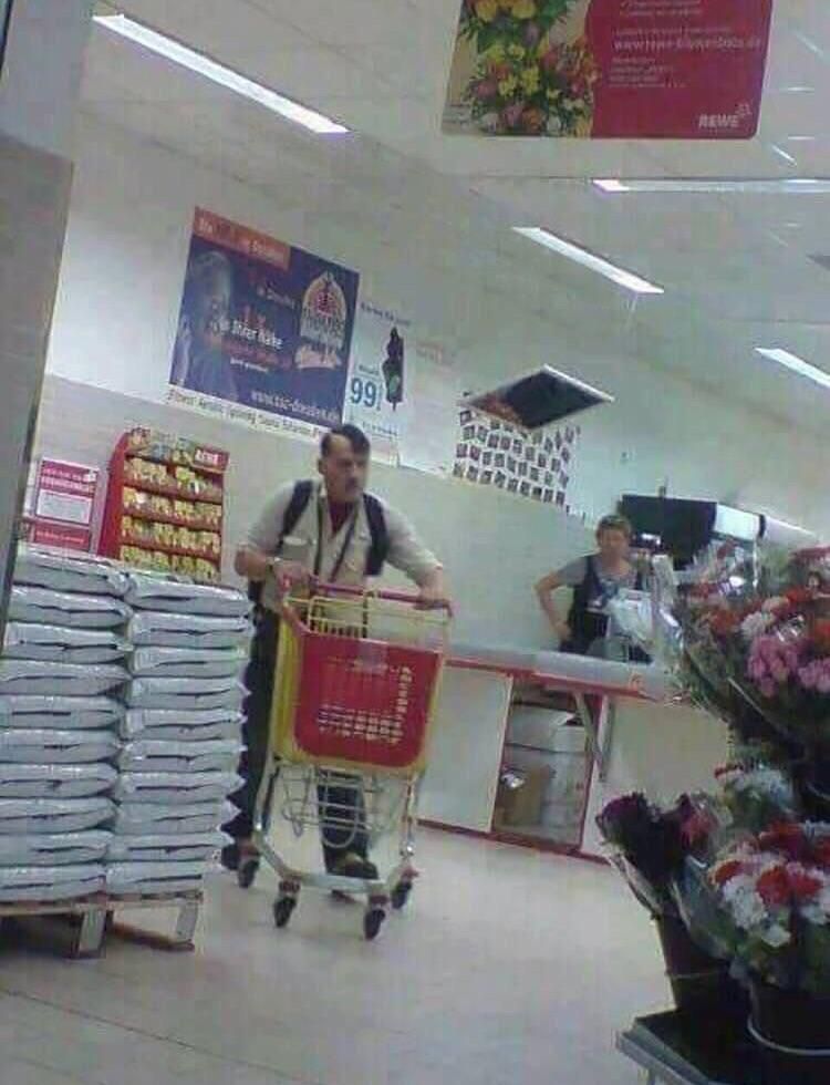 PibeArgentin0's tweet photo. Un día odias a los jurios y al otro aprovechas sus ofertas. https://t.co/YjYTBKh6lT