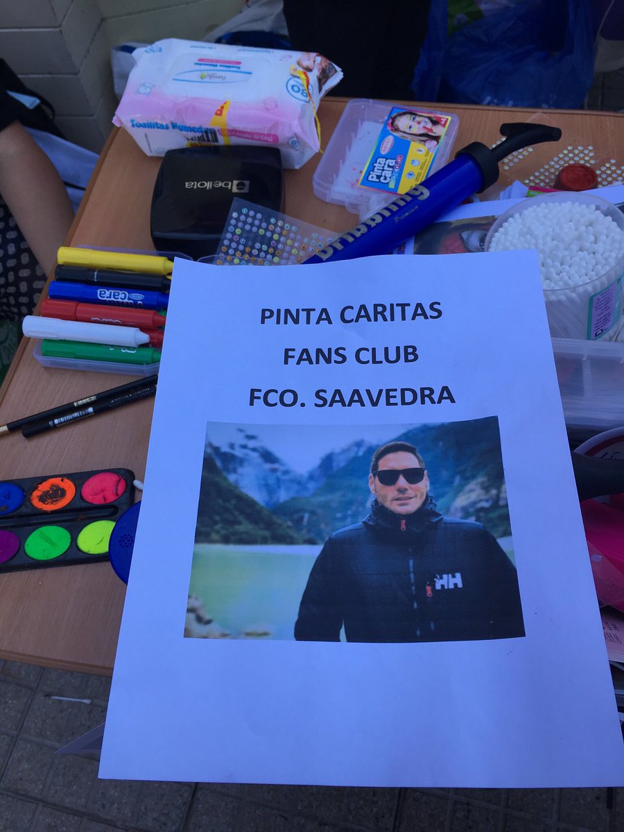 angiemvj's tweet photo. ¡JUNTA SOLIDARIA! 
Este sábado 6 de enero nos reuniremos a las 17:00hrs en Metro Las Rejas para participar con la Organización Soñadores de la Luz donde estaremos pintando caritas y realizando actividades para l@s niñ@s y abuelitos que estarán presentes. ¡Los esperamos! -Angie https://t.co/utOaP6660v