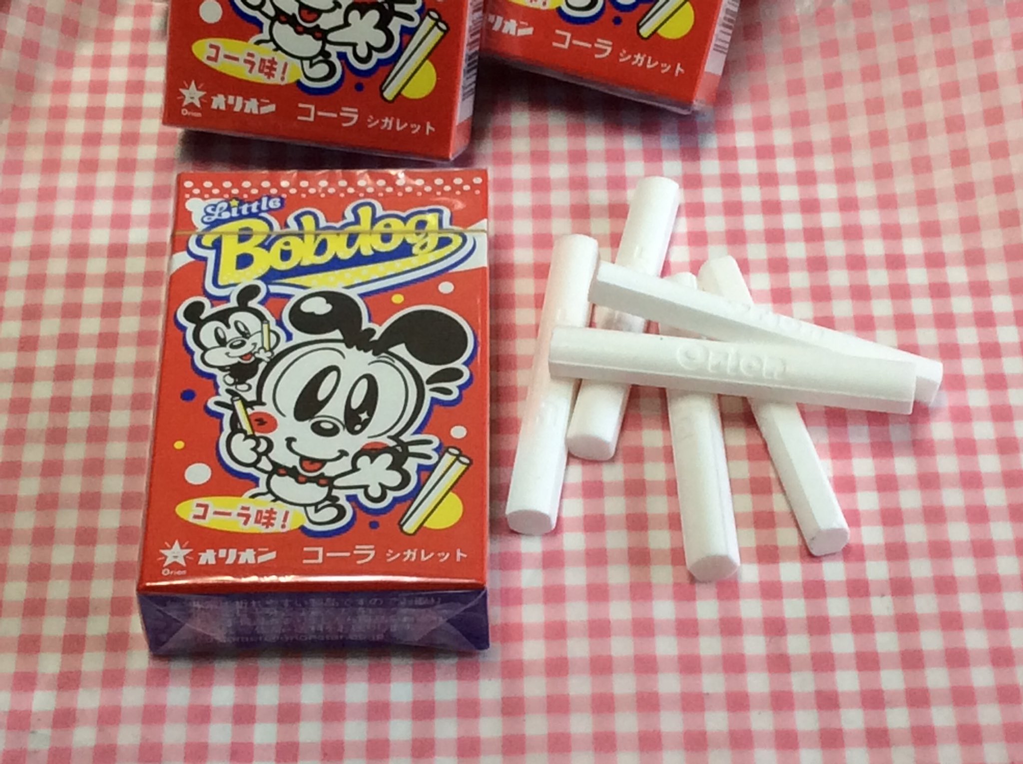 おかしやサンタ 今年は戌年 と言うことで 犬のお菓子 のご紹介 オリオン コーラシガレット Little Bob Dog 謎の犬のキャラクターが可愛い 中味は コーラ味のラムネ菓子 昭和60年 1985年 9月より おかしやサンタ 今年は戌年 と言うことで 犬のお菓子 のご紹介 オリオン コーラシガレット Little Bob Dog 謎の犬のキャラクターが可愛い 中味は コーラ味のラムネ菓子 昭和60年 1985年 9月より