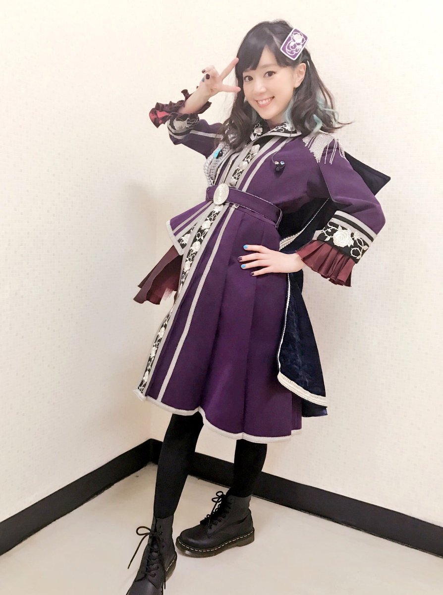 女性アイドル衣装画像 Pa Twitter バンドリ よりroselia 彩度を抑えたワインレッドやダークパープルの生地を使用した軍服風のゴシックなドレスに 金の刺繍や勲章のバッジが高級感のある衣装です 黒のベルトやチェーン 編み上げブーツでバンド感もプラスされて