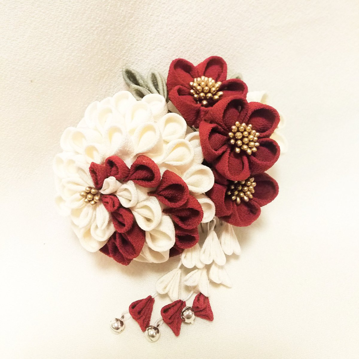 つまみ細工のミテラ Twitter પર 卒業式のご準備はお早めに 制作に7営業日頂戴しております つまみ細工 半くす 下がり3段 簪 かんざし 卒業式 袴 白無垢 色打掛 神前式 髪飾り T Co 9owh9th6c5