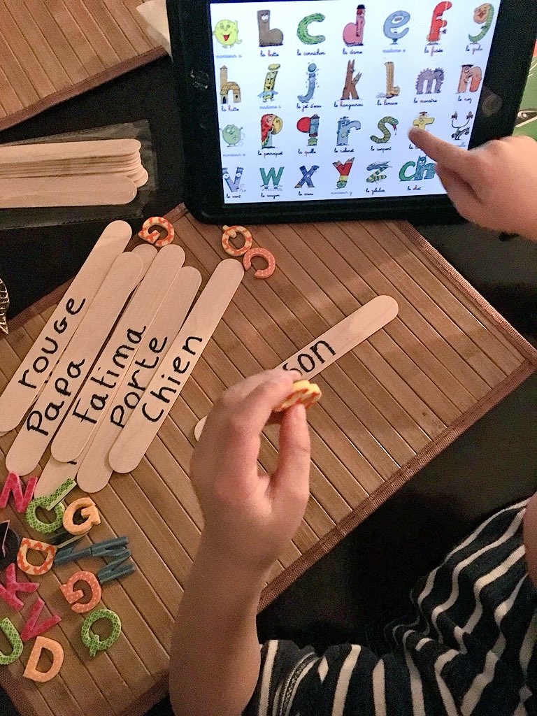 MadameFatimaK's tweet photo. On apprend à identifier les lettres #maternelle #lesalphas #apprentissageparlejeu 😊🤓👩👦#vacances #momlife https://t.co/q9zEdOFNzx
